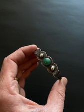 Fred Harvey Navajo Sterling Silver Repoussé Cuff Bracelet Old Green Turquoise - Additional view 1