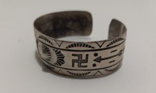Vintage FRED HARVEY ERA Navajo WHIRLING LOG ARROW THUNDERBIRD Silver Cuf Bacelet - Additional view 1