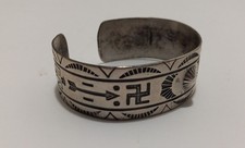Vintage FRED HARVEY ERA Navajo WHIRLING LOG ARROW THUNDERBIRD Silver Cuf Bacelet - Additional view 5