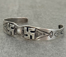 Vintage FRED HARVEY ERA Navajo WHIRLING LOG REPOUSSE/FLUTED Silver Bracelet - Additional view 3