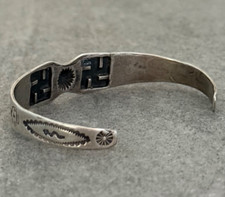 Vintage FRED HARVEY ERA Navajo WHIRLING LOG REPOUSSE/FLUTED Silver Bracelet - Additional view 4