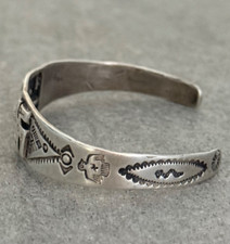 Vintage FRED HARVEY ERA Navajo WHIRLING LOG REPOUSSE/FLUTED Silver Bracelet - Additional view 6