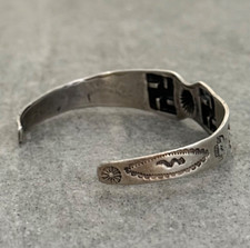 Vintage FRED HARVEY ERA Navajo WHIRLING LOG REPOUSSE/FLUTED Silver Bracelet - Additional view 7