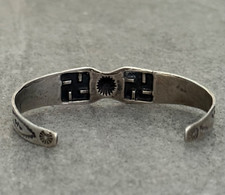 Vintage FRED HARVEY ERA Navajo WHIRLING LOG REPOUSSE/FLUTED Silver Bracelet - Additional view 9