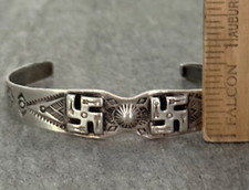 Vintage FRED HARVEY ERA Navajo WHIRLING LOG REPOUSSE/FLUTED Silver Bracelet - Additional view 10