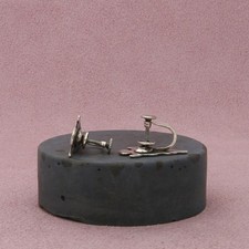 fred harvey era sterling silver vintage stamped arrowhead screw-back earrings - Additional view 1