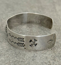 Vintage FRED HARVEY ERA Navajo WHIRLING LOG REPOUSSE/FLUTED Silver Bracelet 6.75 - Additional view 5