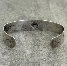 Vintage FRED HARVEY ERA Navajo WHIRLING LOG REPOUSSE/FLUTED Silver Bracelet 6.75 - Additional view 7
