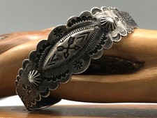 VINTAGE OLD PAWN FRED HARVEY ERA STERLING HAND TOOLED ARROW STAMP CUFF BRACELET - Additional view 1