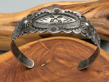 VINTAGE OLD PAWN FRED HARVEY ERA STERLING HAND TOOLED ARROW STAMP CUFF BRACELET - Additional view 2