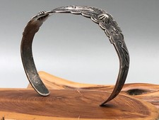 VINTAGE OLD PAWN FRED HARVEY ERA STERLING HAND TOOLED ARROW STAMP CUFF BRACELET - Additional view 3