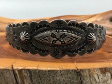VINTAGE OLD PAWN FRED HARVEY ERA STERLING HAND TOOLED ARROW STAMP CUFF BRACELET - Additional view 4