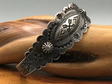 VINTAGE OLD PAWN FRED HARVEY ERA STERLING HAND TOOLED ARROW STAMP CUFF BRACELET