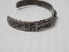 WHIRLING LOGS VINTAGE NAVAJO INDIAN HARVEY INGOT STERLING SILVER SML BRACELET - Additional view 4