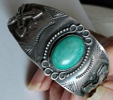 FRED HARVEY Era Navajo Turquoise (Cerrillos) Hammered Coin Silver Bracelet - Additional view 1