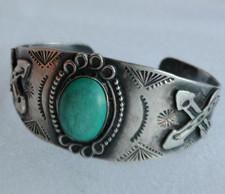 FRED HARVEY Era Navajo Turquoise (Cerrillos) Hammered Coin Silver Bracelet - Additional view 2