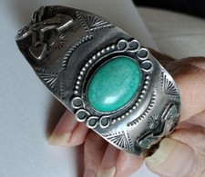 FRED HARVEY Era Navajo Turquoise (Cerrillos) Hammered Coin Silver Bracelet - Additional view 7