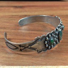 Fred Harvey Era Turquoise Arrow Navajo Stamped  Sterling Silver Bracelet Cuff - Additional view 1