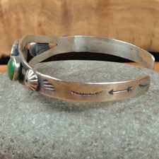 Fred Harvey Era Turquoise Arrow Navajo Stamped  Sterling Silver Bracelet Cuff - Additional view 2