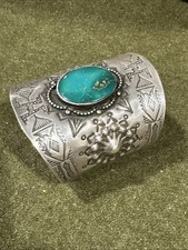 Vtg Old West Fred Harvey Era NAVAJO TURQUOISE Repousse/Stamped Sterling CUFF - Additional view 1