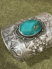 Vtg Old West Fred Harvey Era NAVAJO TURQUOISE Repousse/Stamped Sterling CUFF - Additional view 2