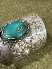 Vtg Old West Fred Harvey Era NAVAJO TURQUOISE Repousse/Stamped Sterling CUFF - Additional view 3
