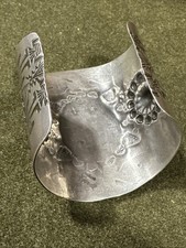 Vtg Old West Fred Harvey Era NAVAJO TURQUOISE Repousse/Stamped Sterling CUFF - Additional view 4
