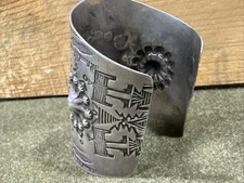 Vtg Old West Fred Harvey Era NAVAJO TURQUOISE Repousse/Stamped Sterling CUFF - Additional view 6
