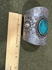 Vtg Old West Fred Harvey Era NAVAJO TURQUOISE Repousse/Stamped Sterling CUFF - Additional view 9