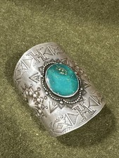 Vtg Old West Fred Harvey Era NAVAJO TURQUOISE Repousse/Stamped Sterling CUFF