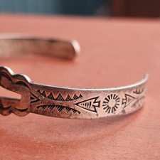 Vintage Fred Harvey Style Sterling Turquoise Arrow Stampwork Cuff Bracelet 14.6g - Additional view 3
