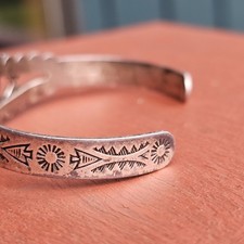 Vintage Fred Harvey Style Sterling Turquoise Arrow Stampwork Cuff Bracelet 14.6g - Additional view 4