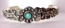 VINTAGE FRED HARVEY ERA NAVAJO STERLING SILVER STAMPED ANIMAL TURQUOISE BRACELET - Additional view 2