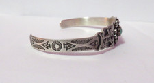 VINTAGE FRED HARVEY ERA NAVAJO STERLING SILVER STAMPED ANIMAL TURQUOISE BRACELET - Additional view 6