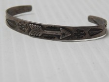VINTAGE NAVAJO INDIAN FRED HARVEY STERLING SILVER SMALL WRIST  / CHILD BRACELET - Additional view 1