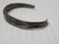 VINTAGE NAVAJO INDIAN FRED HARVEY STERLING SILVER SMALL WRIST  / CHILD BRACELET - Additional view 2