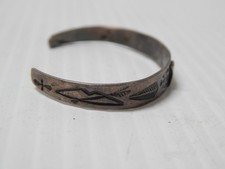 VINTAGE NAVAJO INDIAN FRED HARVEY STERLING SILVER SMALL WRIST  / CHILD BRACELET - Additional view 4
