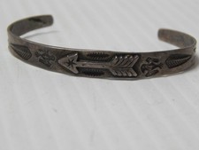 VINTAGE NAVAJO INDIAN FRED HARVEY STERLING SILVER SMALL WRIST / CHILD BRACELET