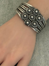 Vintage Fred Harvey era Navajo REPOUSSE BUTTONS Cluster silver Bracelet 6.9 in - Additional view 5