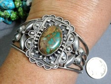Fred Harvey Era NAVAJO Natural HACHITA TURQUOISE Repousse COIN Silver Bracelet - Additional view 1