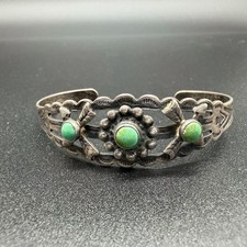 VTG FRED HARVEY ERA GREEN TURQUOISE CROSSED ARROWS STERLING SILVER CUFF BRACELET - Additional view 1