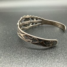 VTG FRED HARVEY ERA GREEN TURQUOISE CROSSED ARROWS STERLING SILVER CUFF BRACELET - Additional view 3