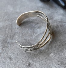 Vintage Navajo Sterling Silver Cuff w/ Shield & Arrow symbols Navajo Fred Harvey - Additional view 6