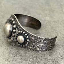 FRED HARVEY ERA Navajo CONCHO DOME THUNDERBIRDS Sterling Bracelet 38.5g 7.25 in - Additional view 3