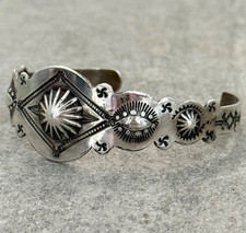 Vintage FRED HARVEY ERA Navajo WHIRLING LOG FLUTED BUTTON Silver Bracelet 7.3 in - Additional view 2