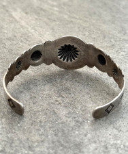Vintage FRED HARVEY ERA Navajo WHIRLING LOG FLUTED BUTTON Silver Bracelet 7.3 in - Additional view 9