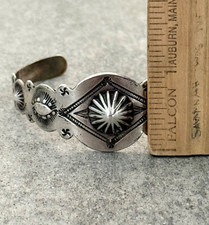 Vintage FRED HARVEY ERA Navajo WHIRLING LOG FLUTED BUTTON Silver Bracelet 7.3 in - Additional view 10