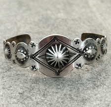 Vintage FRED HARVEY ERA Navajo WHIRLING LOG FLUTED BUTTON Silver Bracelet 7.3 in