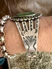 VINTAGE NAVAJO Thunderbird Arrow Cuff Fred Harvey Era Green Turquoise Bracelet - Additional view 3