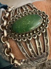 VINTAGE NAVAJO Thunderbird Arrow Cuff Fred Harvey Era Green Turquoise Bracelet - Additional view 5